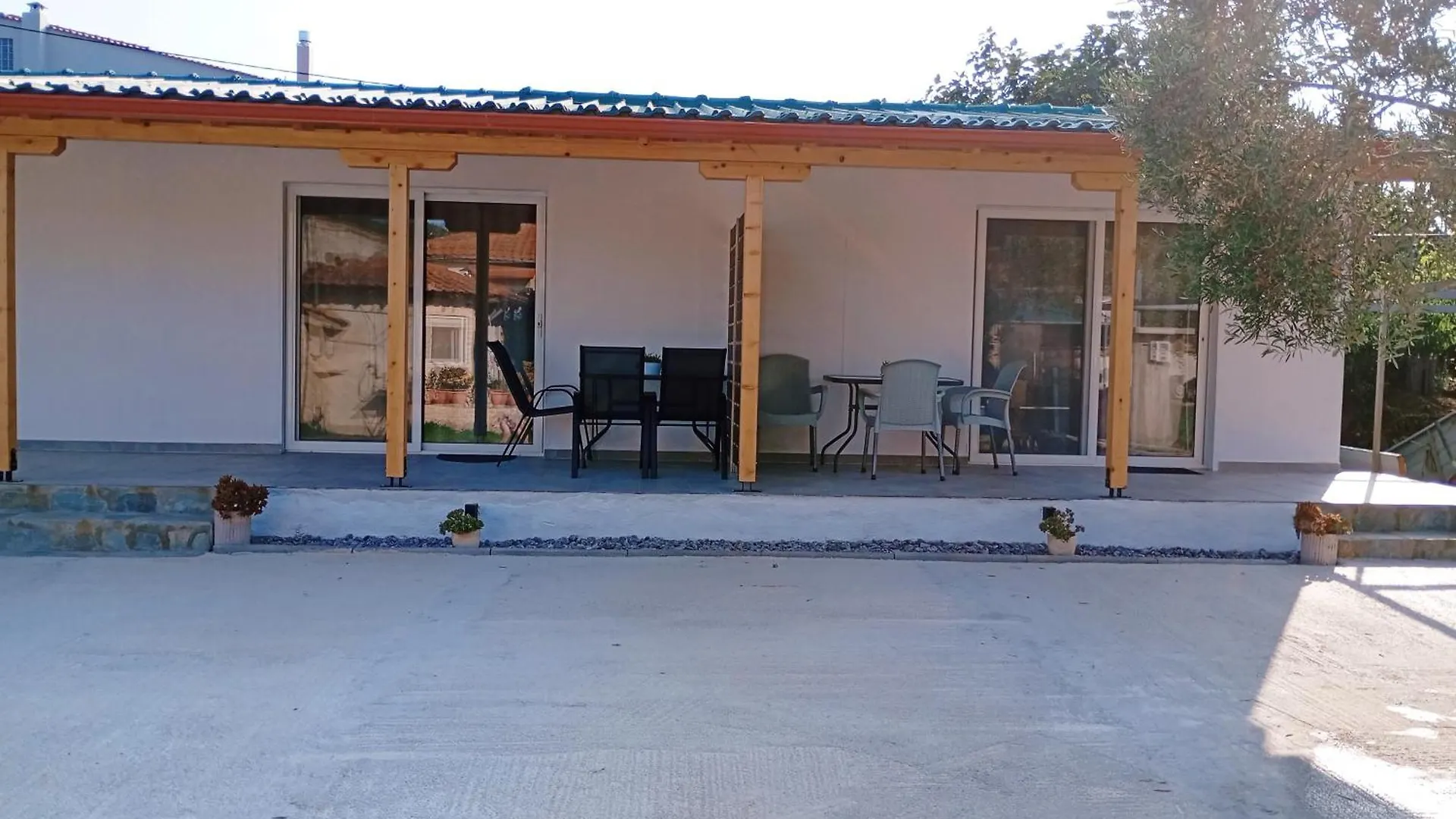 טורוני Studios Bakali